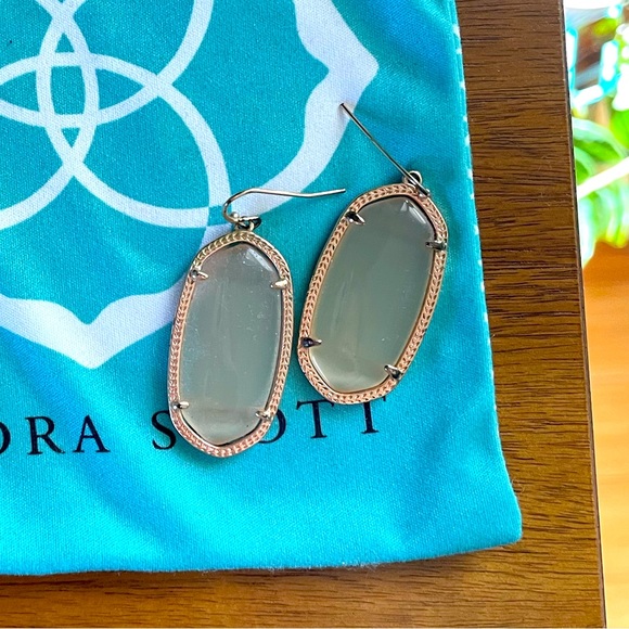 Light pink and rose gold Kendra Scott earrings - Picture 1 of 2